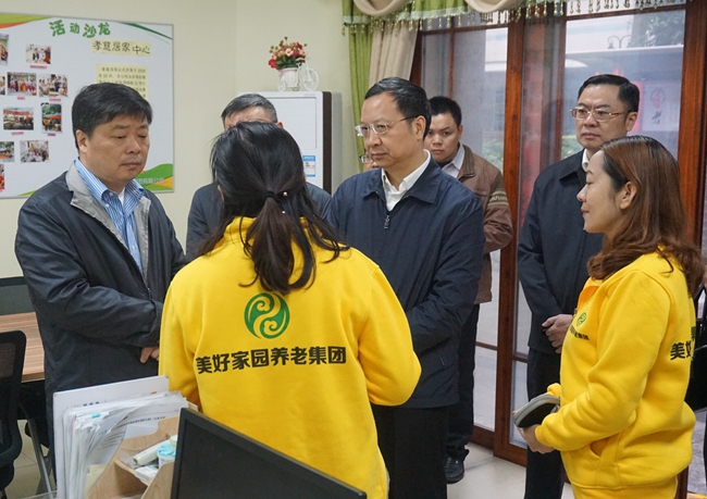 1489560648850190.jpg 谢三林副总裁为欧阳卫民副书记介绍居家养老服务情况.jpg