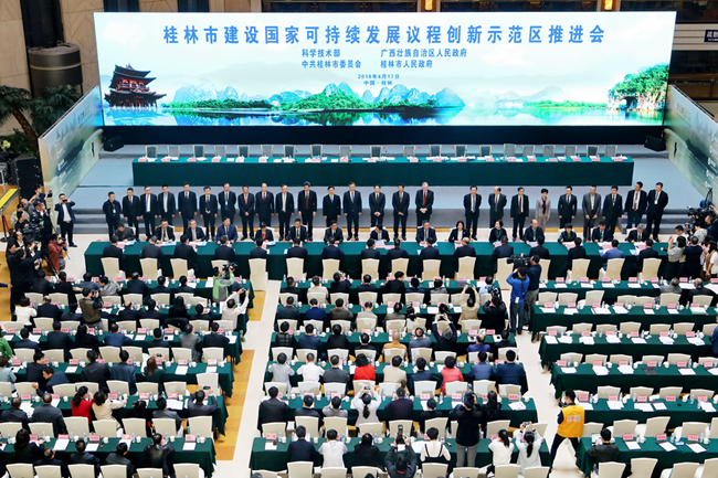 1524052663511162.png 会上签约仪式,市政府与相关单位项目签约。记者唐侃 摄2.png