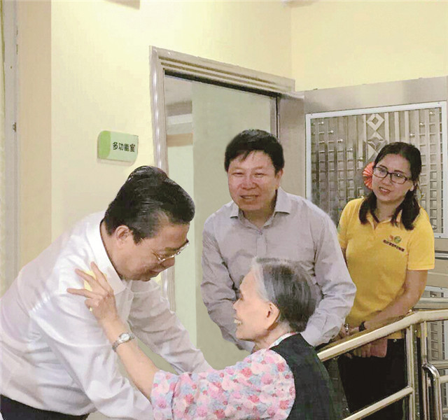 1535592806293250.jpg 赵乐际与66年党龄的老人家亲切交谈,老人激动地与赵书记握手并连连夸赞党和国家为老年人谋福利,认为美好家园养老院提供的各项服务都很棒--20180726.jpg