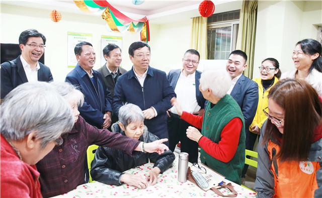 1535592893552877.jpg 赵乐秦看望孝慈轩日托中心长者并亲切交流.jpg