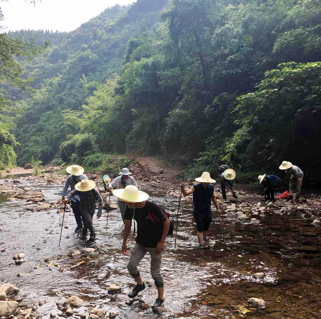 1537408352140318.jpg G4-1-2(大)技术人员涉水而行.jpg