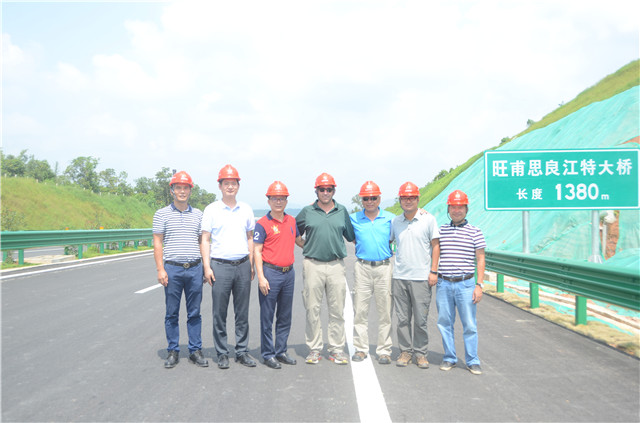 总裁杨川（左三）与美国分支机构合伙人（左四）视察梧州环城项目.jpg