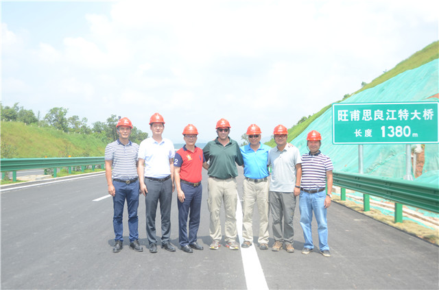 1541552253383154.jpg 总裁杨川(左三)与美国分支机构合伙人(左四)视察梧州环城项目.jpg