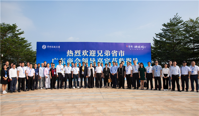 1571240766607004.jpg 考察团在华邦玥珑湖合影.jpg