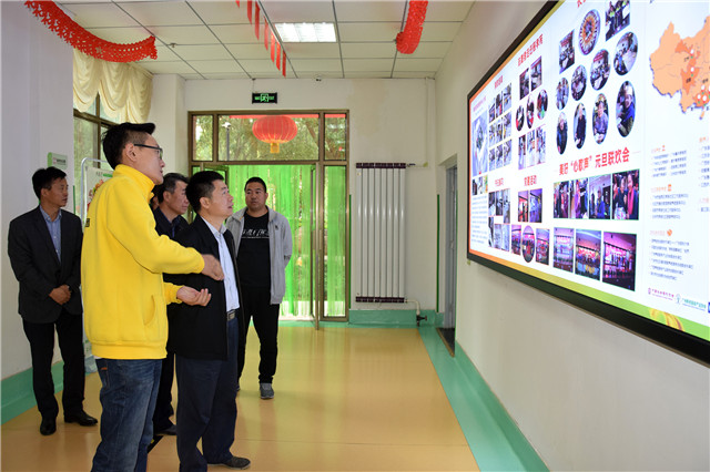 9月19日，王辉（右二）了解华邦产业.jpg