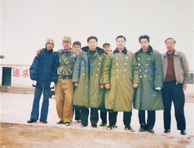 1586745596747244.jpg (图二:在公司承建的兰临高速路面项目团队合影)_副本.jpg