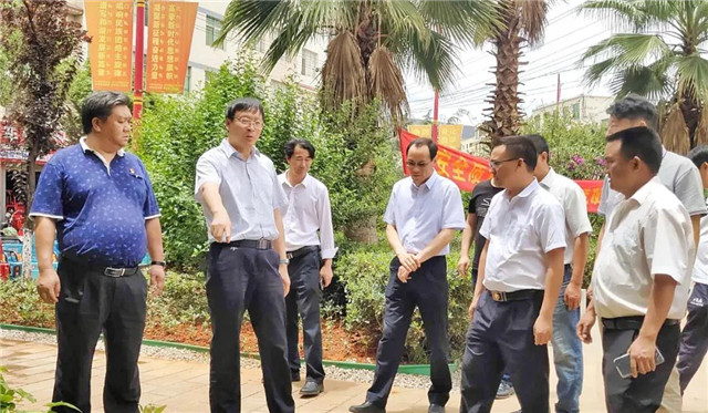 1591588287782335.jpg 周兴国(左二)在武定县国家储备林现场调研.jpg