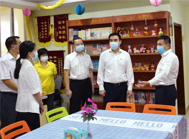 1596773010516663.jpg 苏如春(右一)表示,华邦美好家园将一如既往地践行社会责任,推行普惠制的养老服务产品.webp_副本.jpg