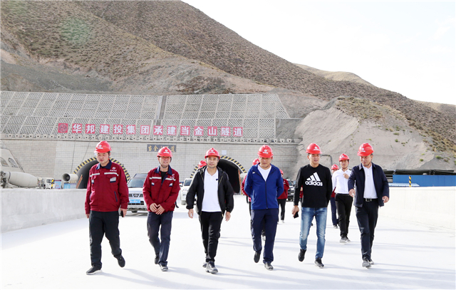 ▲ 苏如春一行实地走访大巴特沟特大桥.jpg