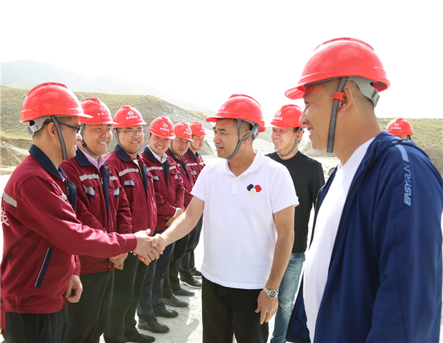 ▲ 苏如春勉励一线员工鼓足干劲再创佳绩.jpg