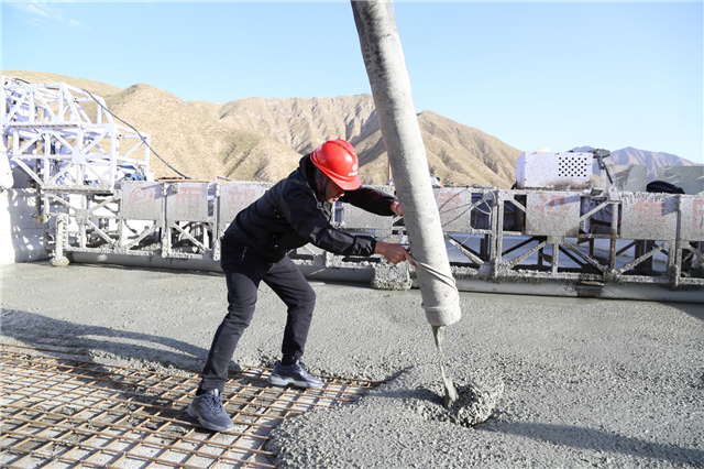 ▲ 苏如春与一线工人完成大巴特沟特大桥桥面最后一车混凝土的浇筑.jpg