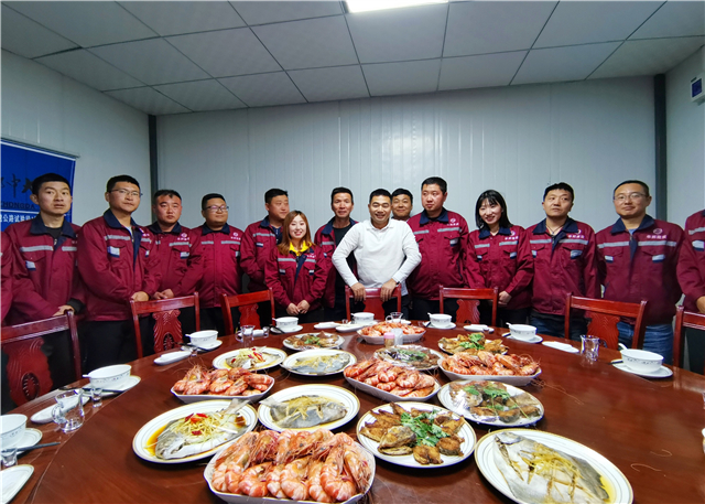 ▲ 苏如春专门从广东带来新鲜海鲜慰问一线员工.jpg