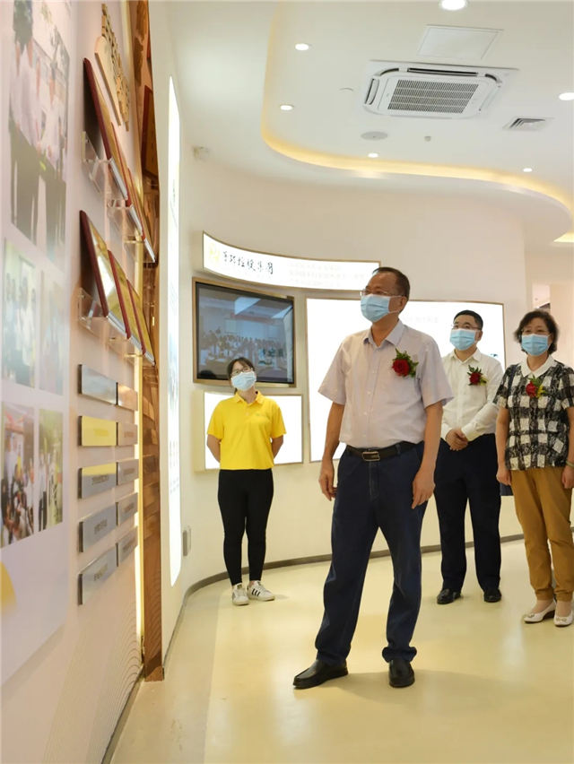 1599096461551494.jpg 陈坚(中)详细了解孝慈养老体验馆相关情况.webp.jpg