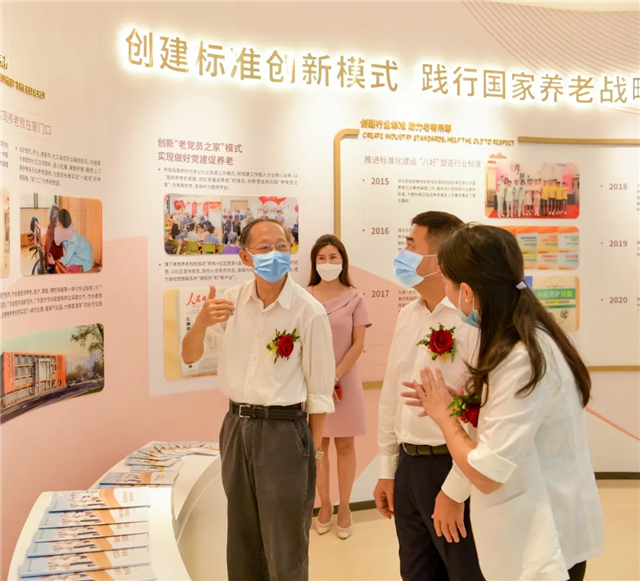 1599096475136800.jpg 王兆林(左一)点赞华邦美好家园专业的养老护理服务.webp.jpg