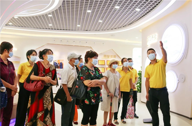 1599096485486214.jpg 长者、家属详细听取“华邦美好家园”介绍.webp.jpg