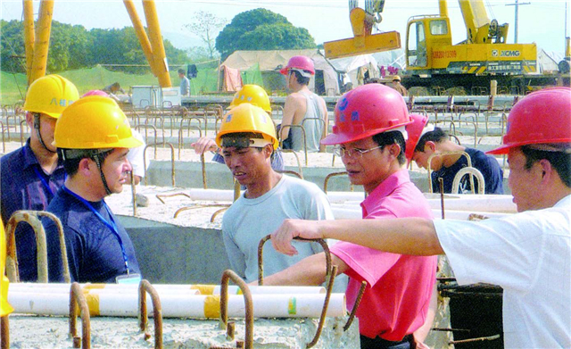 2009年，杨川（前右二）在玉铁七标施工现场了解技术应用情况.jpg