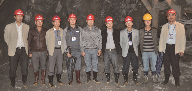 2010年，董事长苏如春（中）与杨川（左三）在桂来项目马鞍山隧道工地合影.jpg