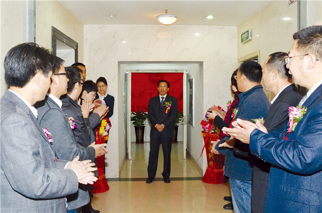 2012年10月，在西部同力机械设备公司揭牌仪式上，杨川（中）致辞.jpg