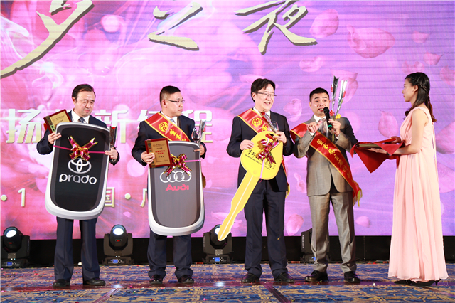 1603331058137571.jpg 2017年年会,苏如春(右二)为张宗韬(右三)颁发华邦控股集团董事局主席特别奖.jpg