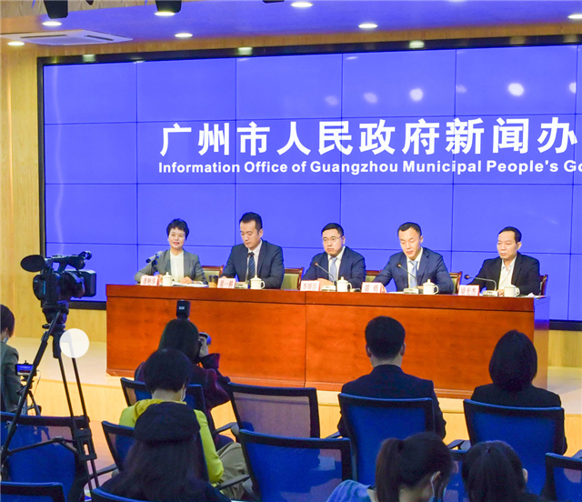 2020年3月，在广州市政府疫情防控新闻发布会上，华邦作为抗疫和复工两全示范企业分享经验，李顺臣（中）代表企业出席.jpg