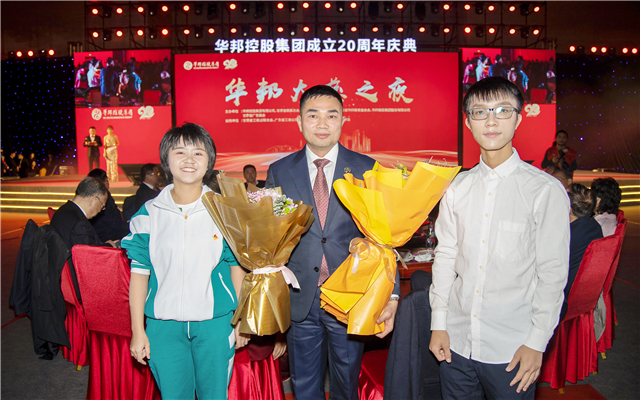 1607969287865953.jpg 台下鲜花.jpg