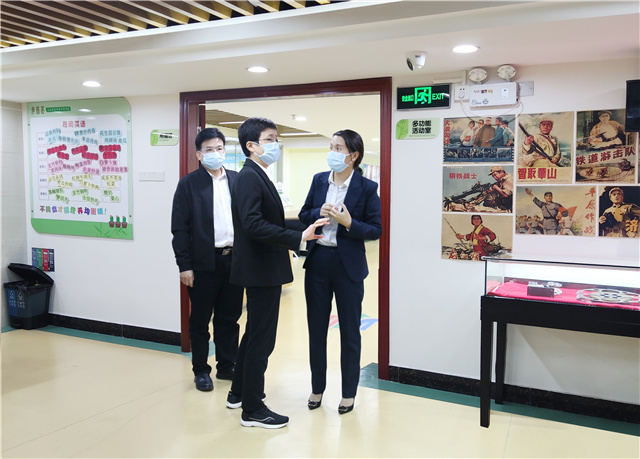 1617764392411824.jpg 02高晓兵(中)与谢三林(右一)交流家庭养老床位情况.jpg